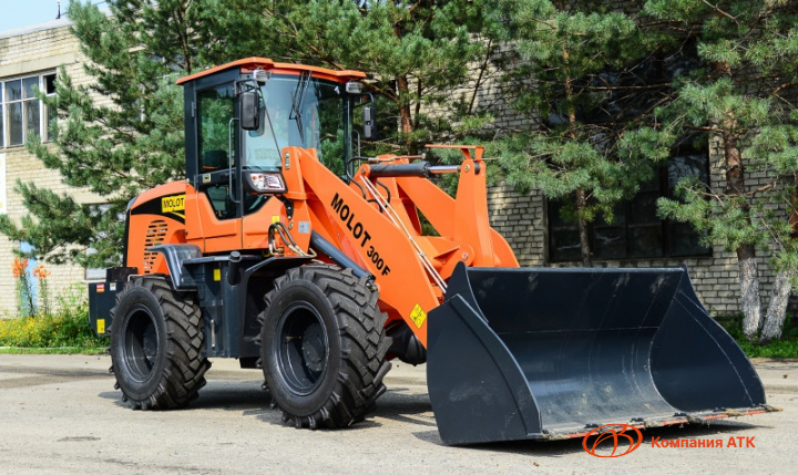 Фронтальный погрузчик MOLOT 300F