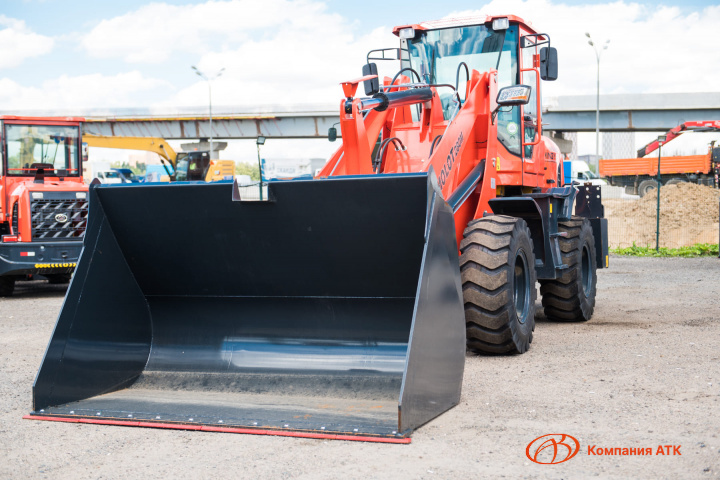 Фронтальный погрузчик MOLOT 280M