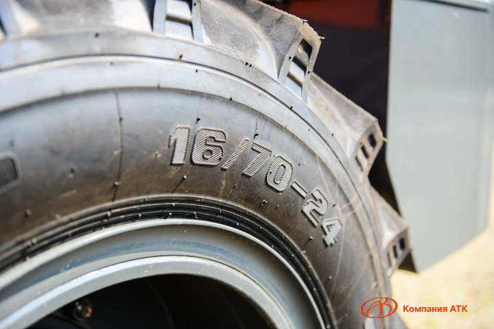 Фронтальный погрузчик MOLOT 300F
