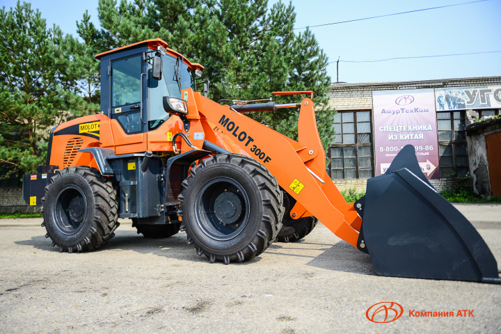 Фронтальный погрузчик MOLOT 300F