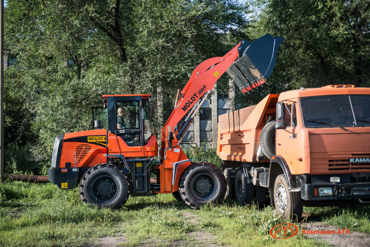 Фронтальный погрузчик MOLOT 300F
